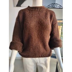 Pullover mit hochgekrempelten Ärmeln – Schokolade Pullover mit hochgekrempelten Ärmeln – Schokolade