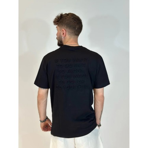 T-shirt z wytłaczanymi napisami - czarny