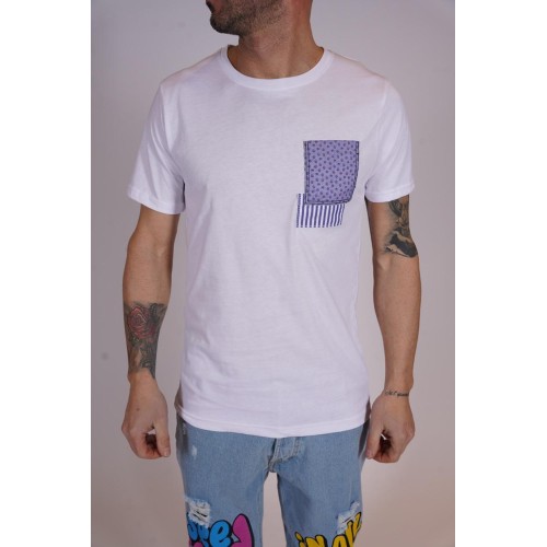 Cotton T-shirt with a colored pocket - white
