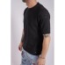 Gestricktes T-Shirt mit dekorativen Löchern – schwarz