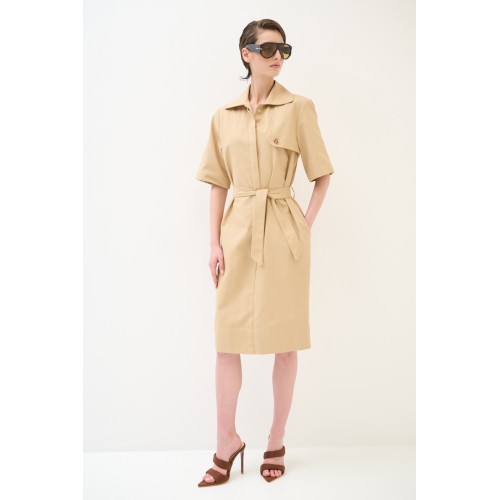 Trenczowa sukienka midi z paskiem - piaskowy