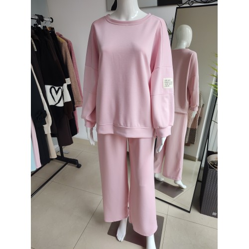 Oversized Trainingsanzug aus butterweichem Viskosegewebe mit Patch – Rosa