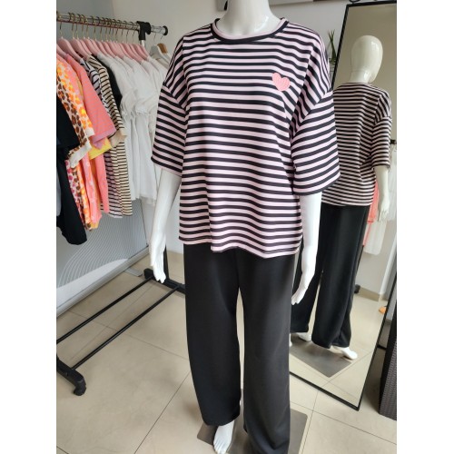 Kurzärmeliger Trainingsanzug mit Butterprint und Streifen – schwarz/puderfarben Kurzärmeliger Trainingsanzug mit Butterprint und Streifen – schwarz/puderfarben