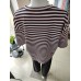 Kurzärmeliger Trainingsanzug mit Butterprint und Streifen – schwarz/puderfarben Kurzärmeliger Trainingsanzug mit Butterprint und Streifen – schwarz/puderfarben