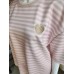 Kurzärmeliger Trainingsanzug mit Butterprint und Streifen – beige/puderfarben Kurzärmeliger Trainingsanzug mit Butterprint und Streifen – beige/puderfarben