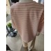 Kurzärmeliger Trainingsanzug mit Butterprint und Streifen – beige/puderfarben Kurzärmeliger Trainingsanzug mit Butterprint und Streifen – beige/puderfarben