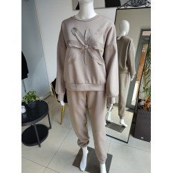 Butterweicher Trainingsanzug mit Blume - cappuccino