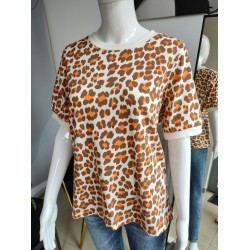 T-Shirt mit schokoladenbraunem und orangefarbenem Leopardenmuster – ecru