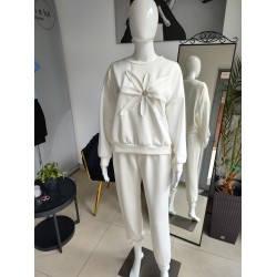 Butterweicher Trainingsanzug mit Blume - creme