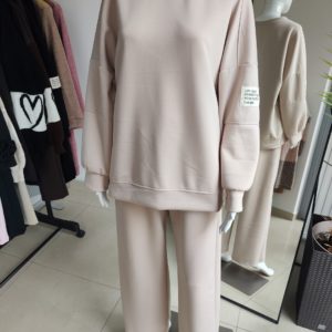 Masełkowy dres oversize z naszywką - beżowy One size