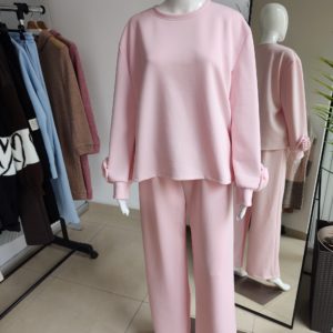 Masełkowy dres z kwiatkiem na rękawie - różowy One size