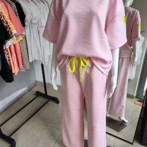 Masełkowy komplet dresowy z krótkim rękawem neon - puder róż One size