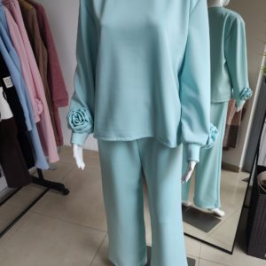 Masełkowy dres z kwiatkiem na rękawie - miętowy One size