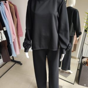 Masełkowy dres z kwiatkiem na rękawie - czarny One size